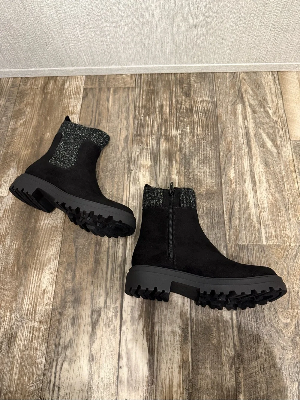 Bella Vita Black Ankle Boot with Charcoal Knit Cuff Size 6